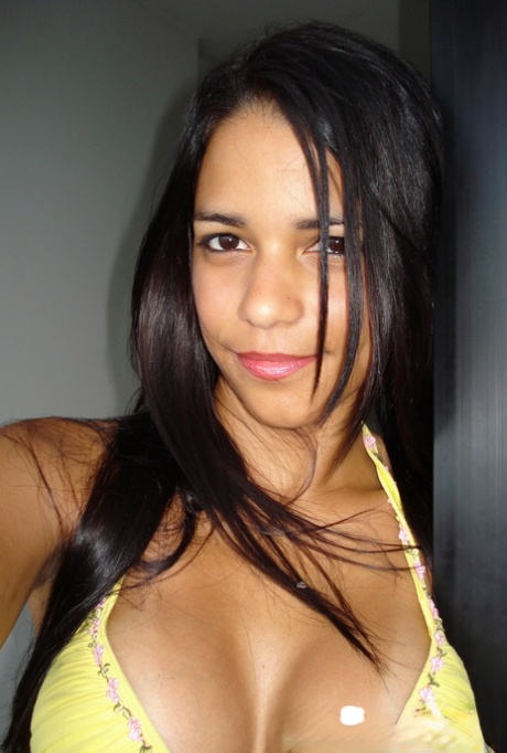 Latina amateur Polliana displays her juicy ass in panties during solo action