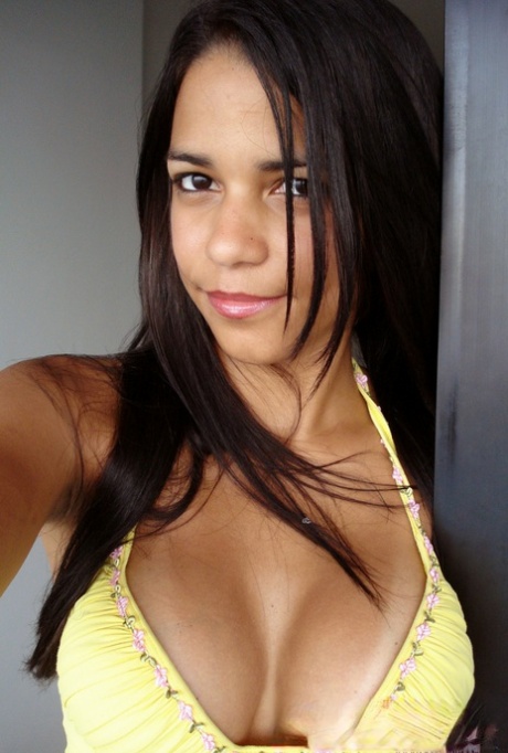 Latina amateur Polliana displays her juicy ass in panties during solo action