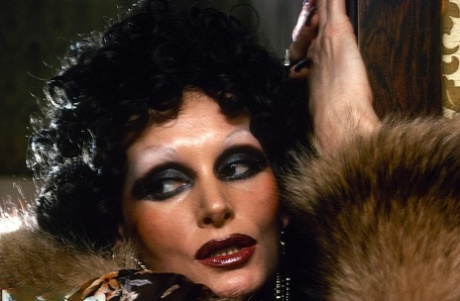 Solo model from the seventies shows her snatch with red fingernails in furs