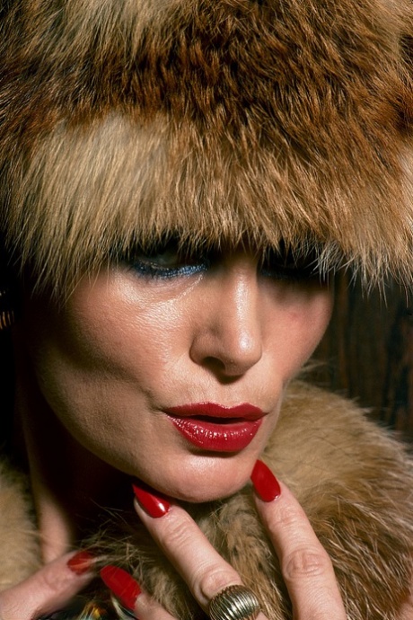 Solo model from the seventies shows her snatch with red fingernails in furs