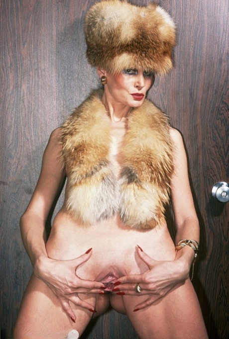 Solo model from the seventies shows her snatch with red fingernails in furs