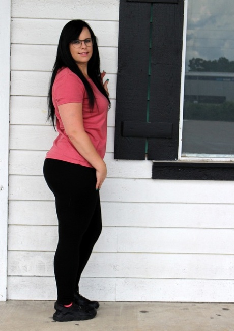 Amateur BBW Virgo Peridot flashes her tits and ass outdoors before POV sex