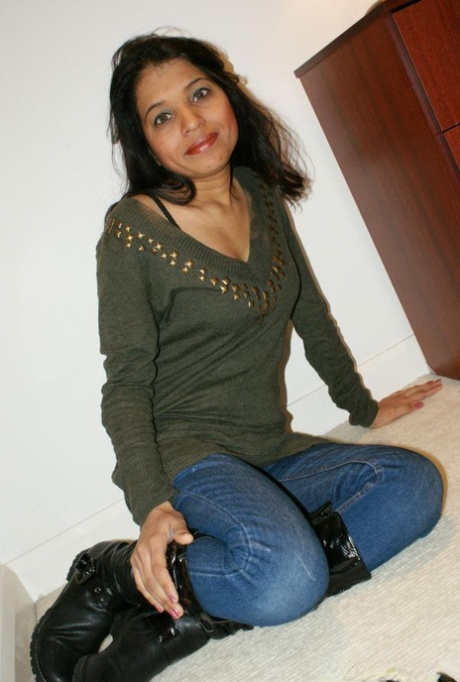 Indian MILF Kavya Sharma bares her natural tits before showing her bald cunt