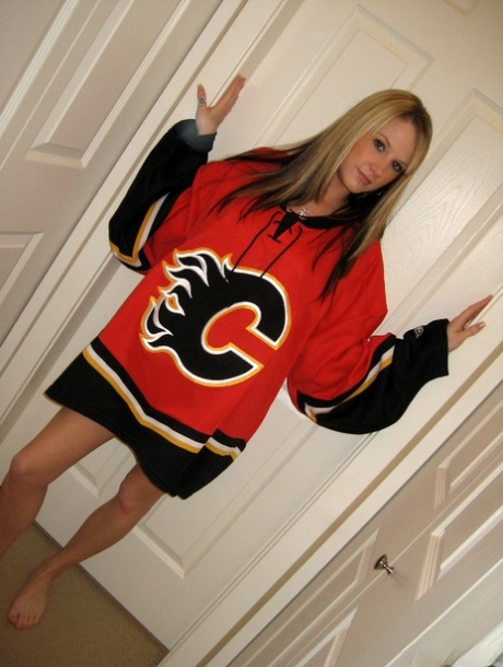 Canadian amateur discards her hockey jersey while going butt naked
