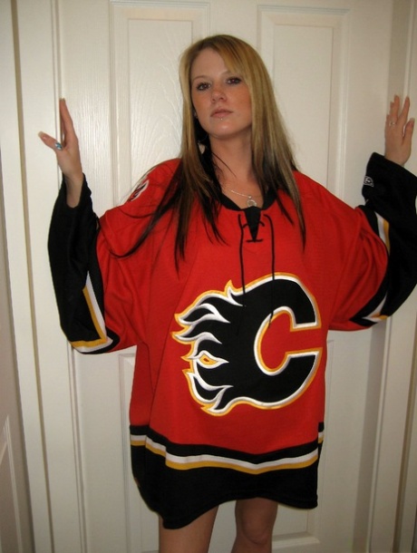 Canadian amateur discards her hockey jersey while going butt naked