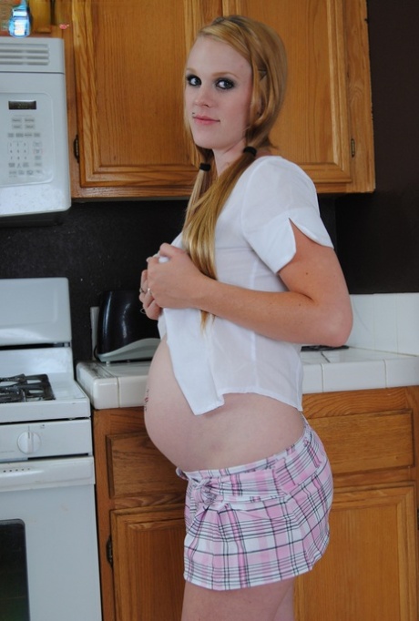 Pregnant female Hydii May poses in the nude for the first time