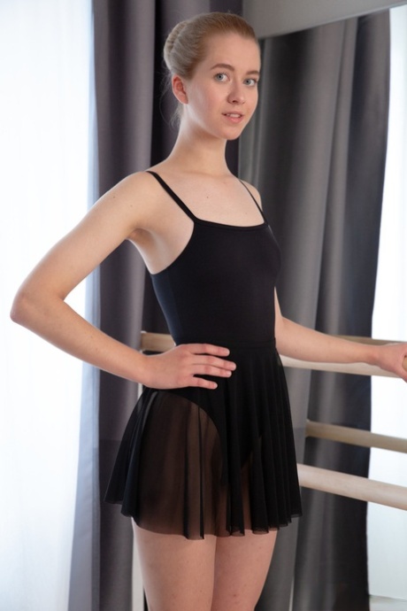 Young ballerina Clockwork Victoria drips cum from her pussy after fucking