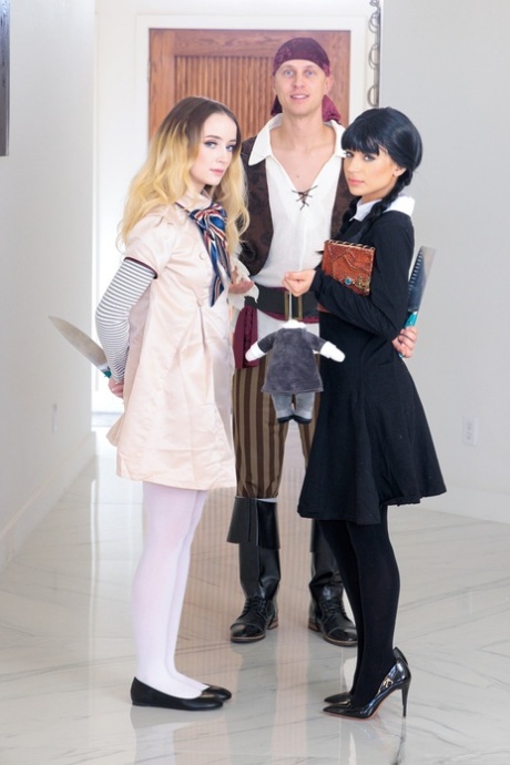 Aria Valencia & Maria Kazi have a threesome in Halloween outfits