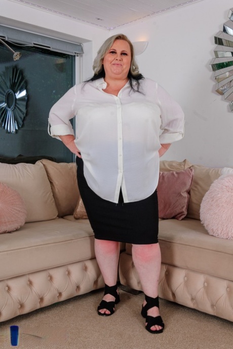 Mature SSBBW licks a nipple before taking a sex toy to her vagina