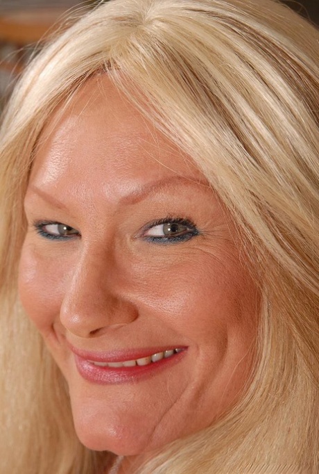 Granny blonde Roxy is demonstrating her naked pussy and boobies