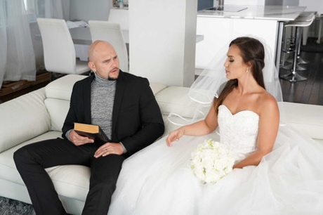 Bootylicious bride Kelsi Monroe screws a handsome officiant on her wedding day