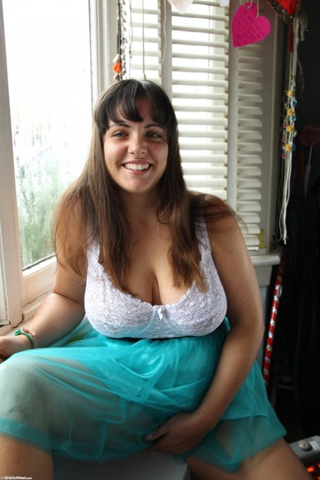Thick solo model Margarita uncovers her big naturals before pussy play