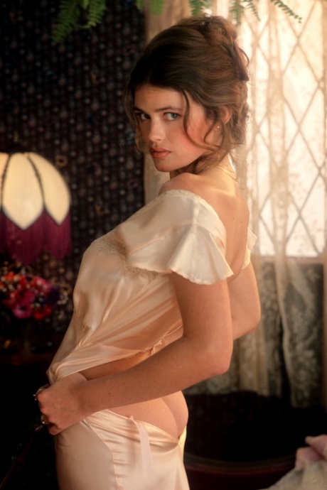 Daughter of famous model Jayne Marie Mansfield teases curves during shoots