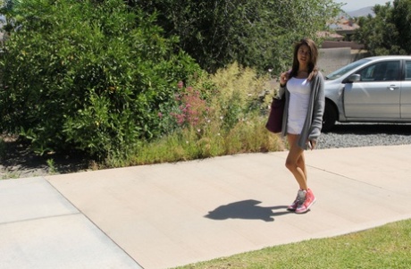 Petite Venezuelan hottie Veronica Rodriguez drops her pants for outdoor bang