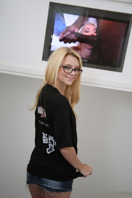 Petite Riley Star lets a BBC cum on her pretty face in glasses at a gloryhole