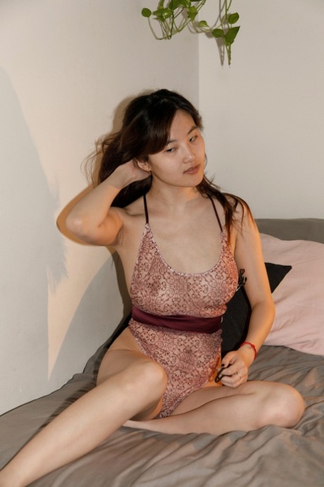 Sexy amateur Barbie Qu peels off her lingerie to show her perfect naked body