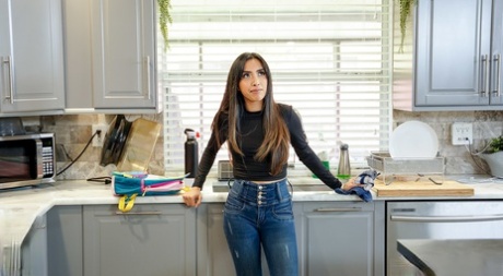 Teenage babysitter Paulina Ruiz gets orally pleased and boned for cash
