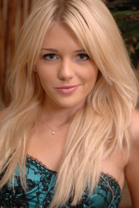 Teen amateur Holly exposes her titties and spreads her pink muff