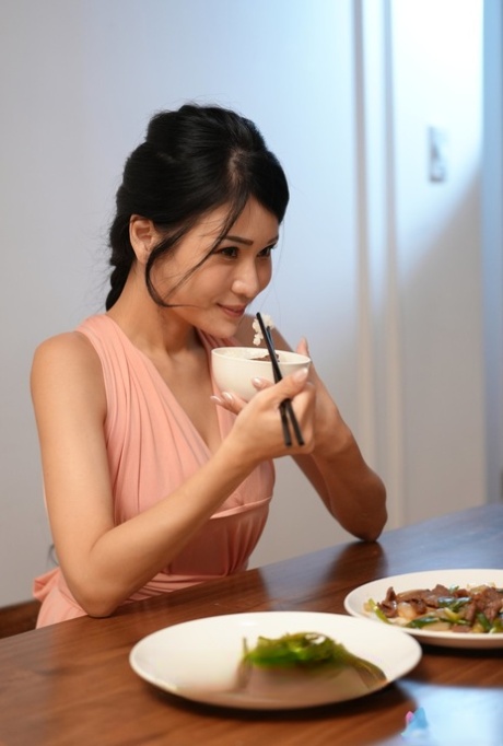 Chinese housewife Xianerai gives sloppy head & gets boned in various positions