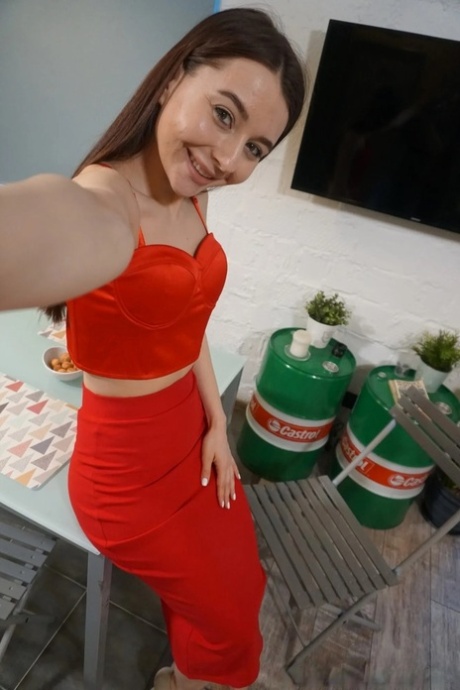 Brunette amateur gets naked & shows off her lovely body in hot selfies