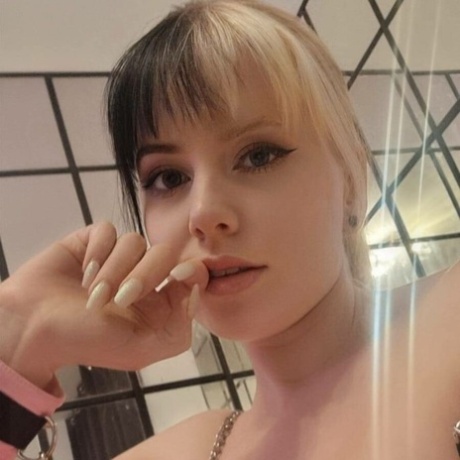 Sexy amateur Kira Jameson poses in her pink latex dress & heels in a solo