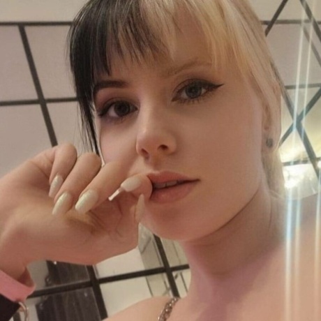 Sexy amateur Kira Jameson poses in her pink latex dress & heels in a solo