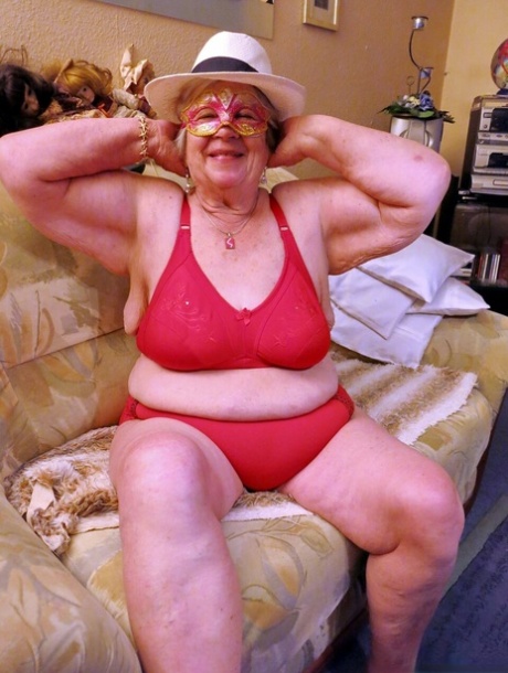 Granny with saggy tits Smirna enjoys a bath before getting finger fucked