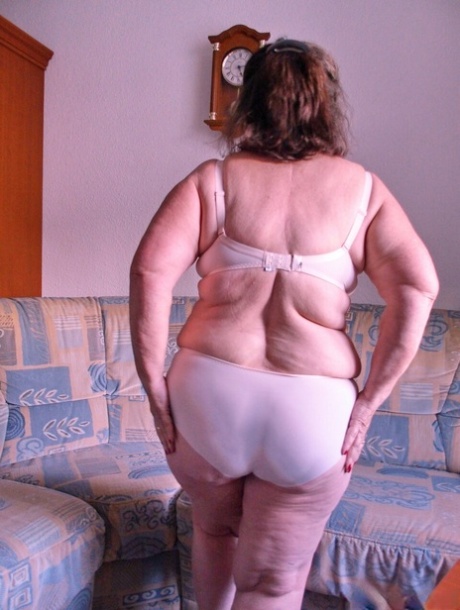 Brunette granny Jarebiza exposes her huge ass & saggy tits in a solo
