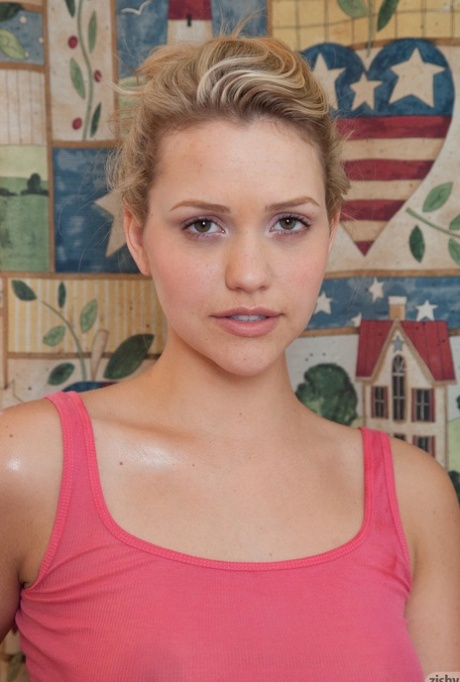 Beauty Mia Malkova shows how flexible she is & teases with her bubble butt